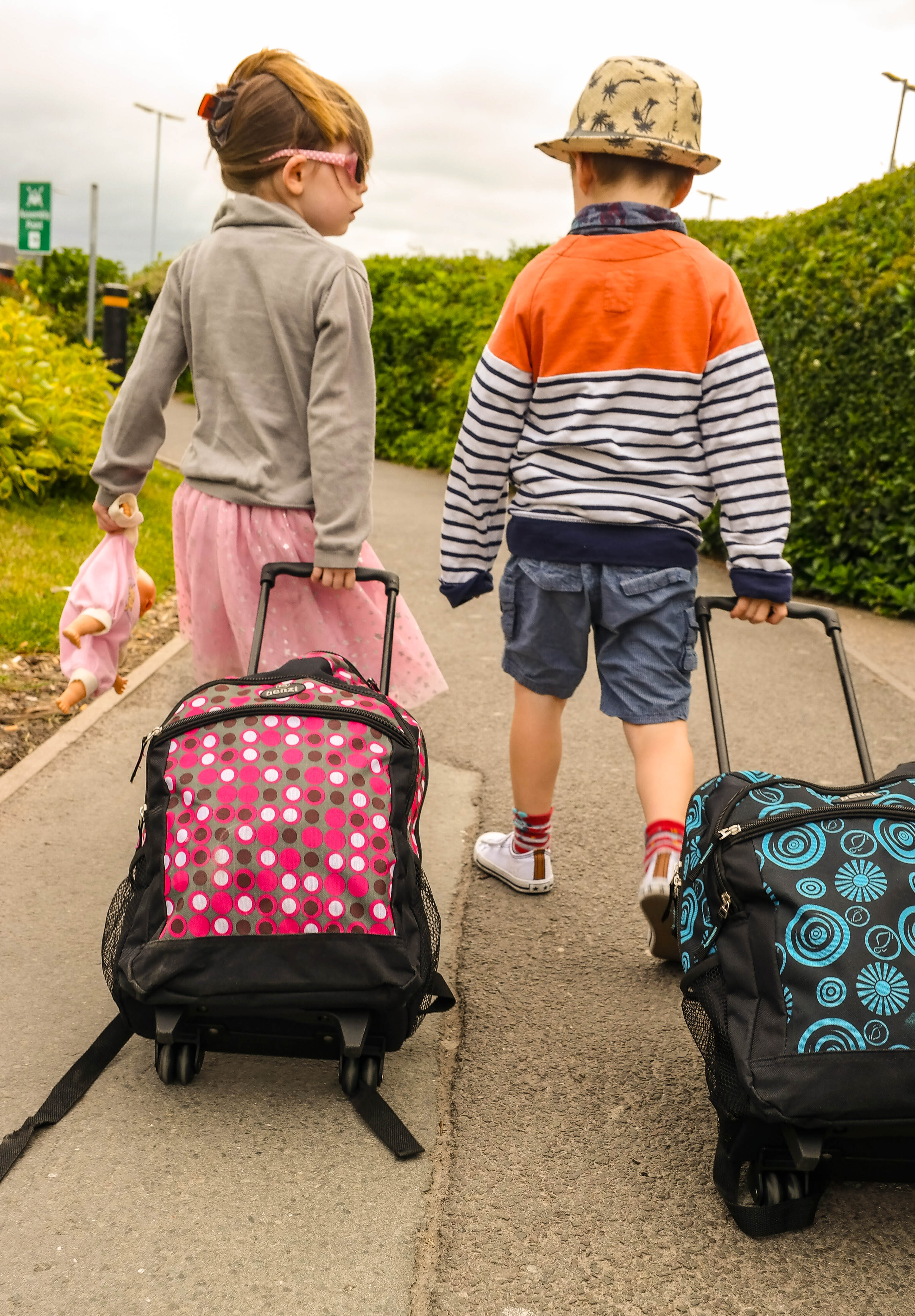 Two kids with suitcases